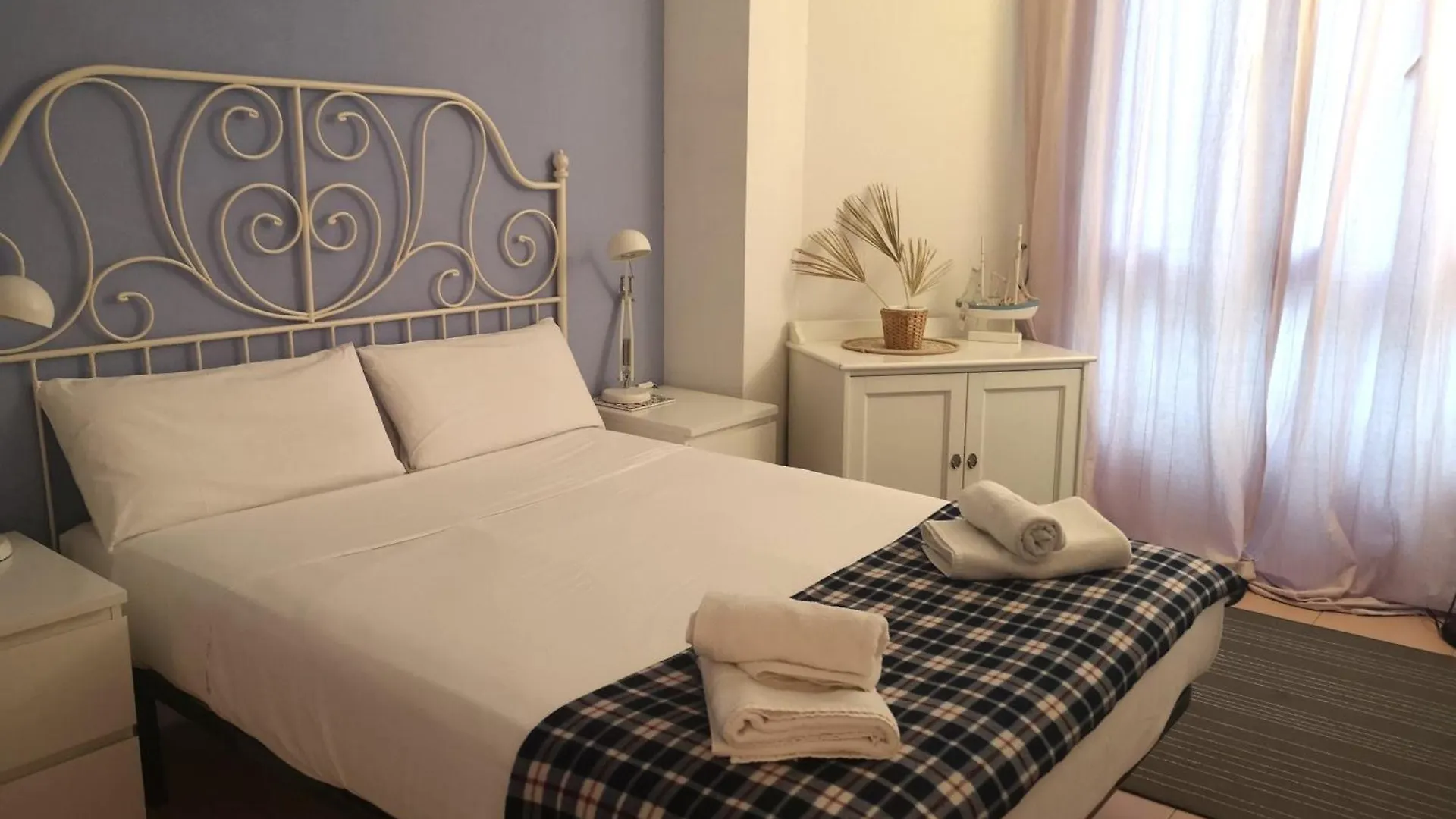 Aparteasy - Balcony, Quiet, Sunny Apartment Barcelona